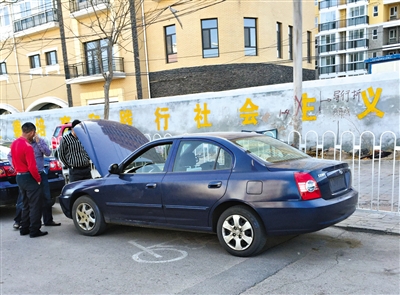 3月23日,几名男子在花乡桥西南角查看一辆下线车车况,准备买来改为套牌出租车。